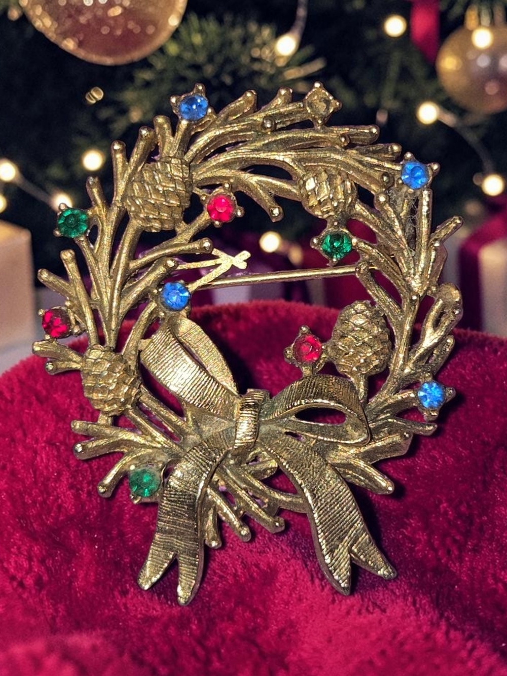 Vintage Signed LJM Rhinestone Christmas Wreath Brooch Pin - Gold Tone Holiday